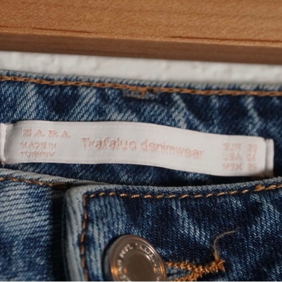 Zara TRF High Rise Distressed Raw Hem Denim Fish Net Ripped Knee Jeans Size 4 - Picture 4 of 9